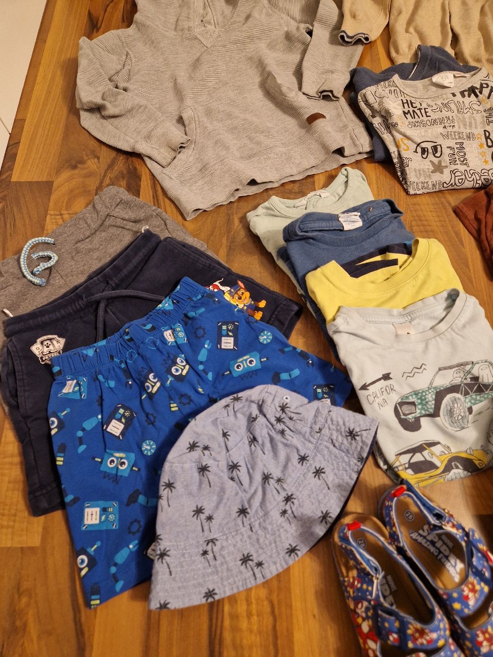 Lotti & Set di vestiti: kleiderpaket junge Gr. 98/104 – Usato da Bäretswil venduto da alc_5c6l 1