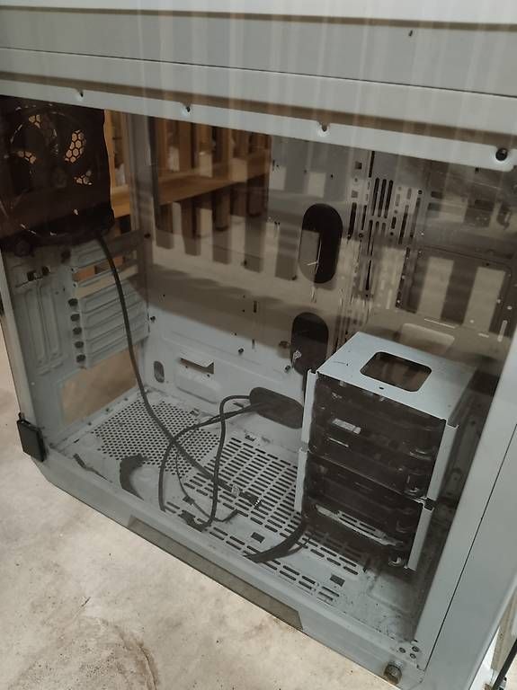 Thermaltake Custodie: Thermaltake Gaming tower 71Tg Snow Edition – Usato da Dulliken venduto da jev_v2cz 2