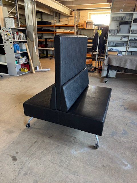 Sofas: Orangebox Objektsofa Leder – Neu (gemäss Beschreibung) aus Zollikofen von OberliAG
