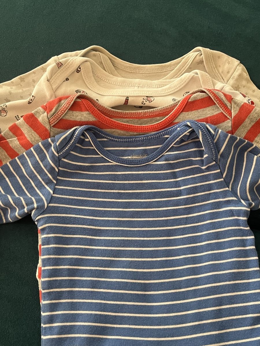Lots de vêtements: Lot bodies 12 mois – D'occasion à Travers par adr_qyj5 2