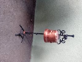 Support de cloche en cuivre et fer forgé décoratif