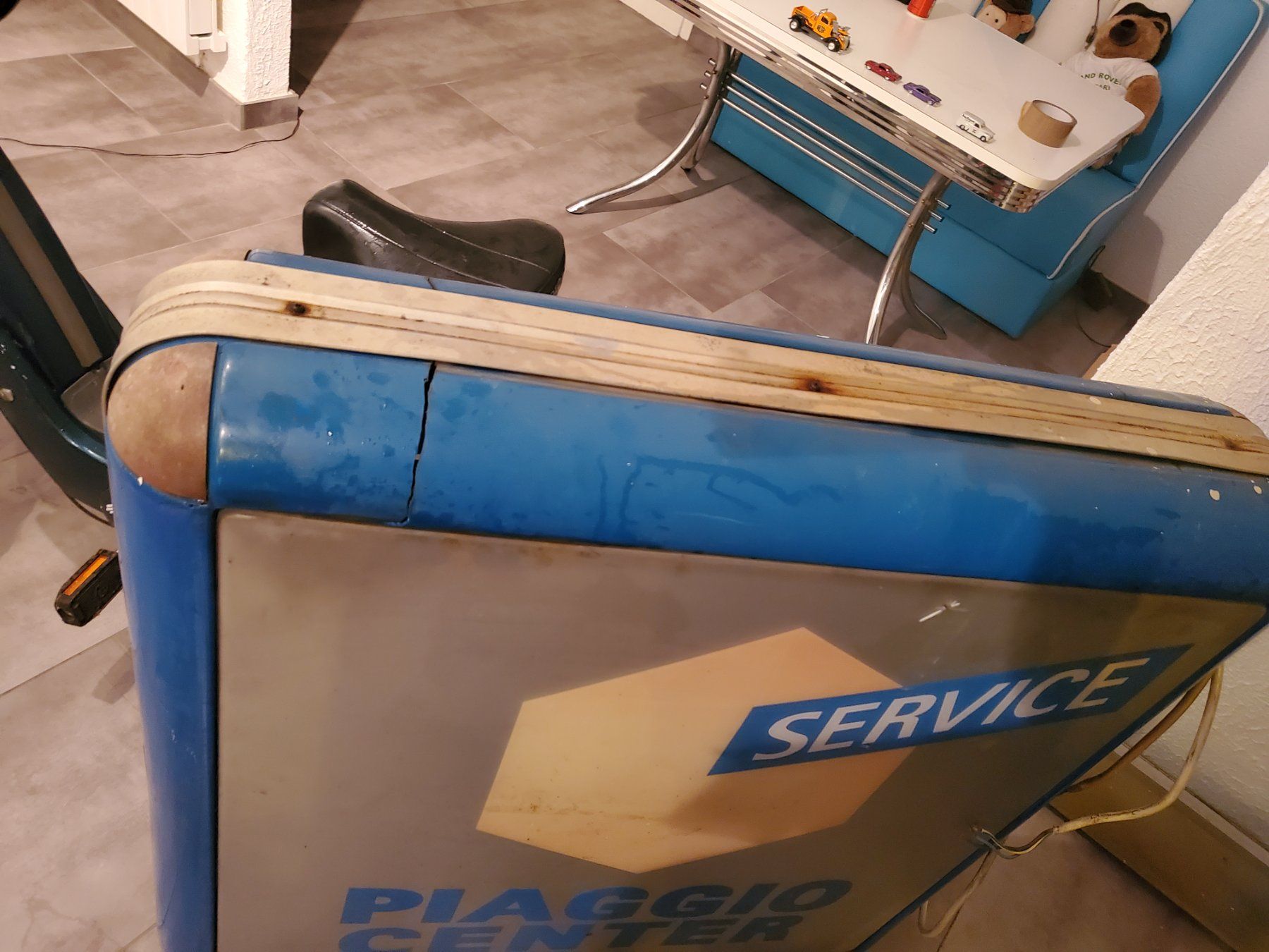 Piaggio Insegne: Leuchtreklame Piaggio Center 1x1 Meter – Difettoso da Balsthal venduto da redcarpet 4