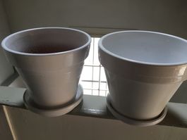 2 weisse glasierte Tontöpfe mit Unterteller