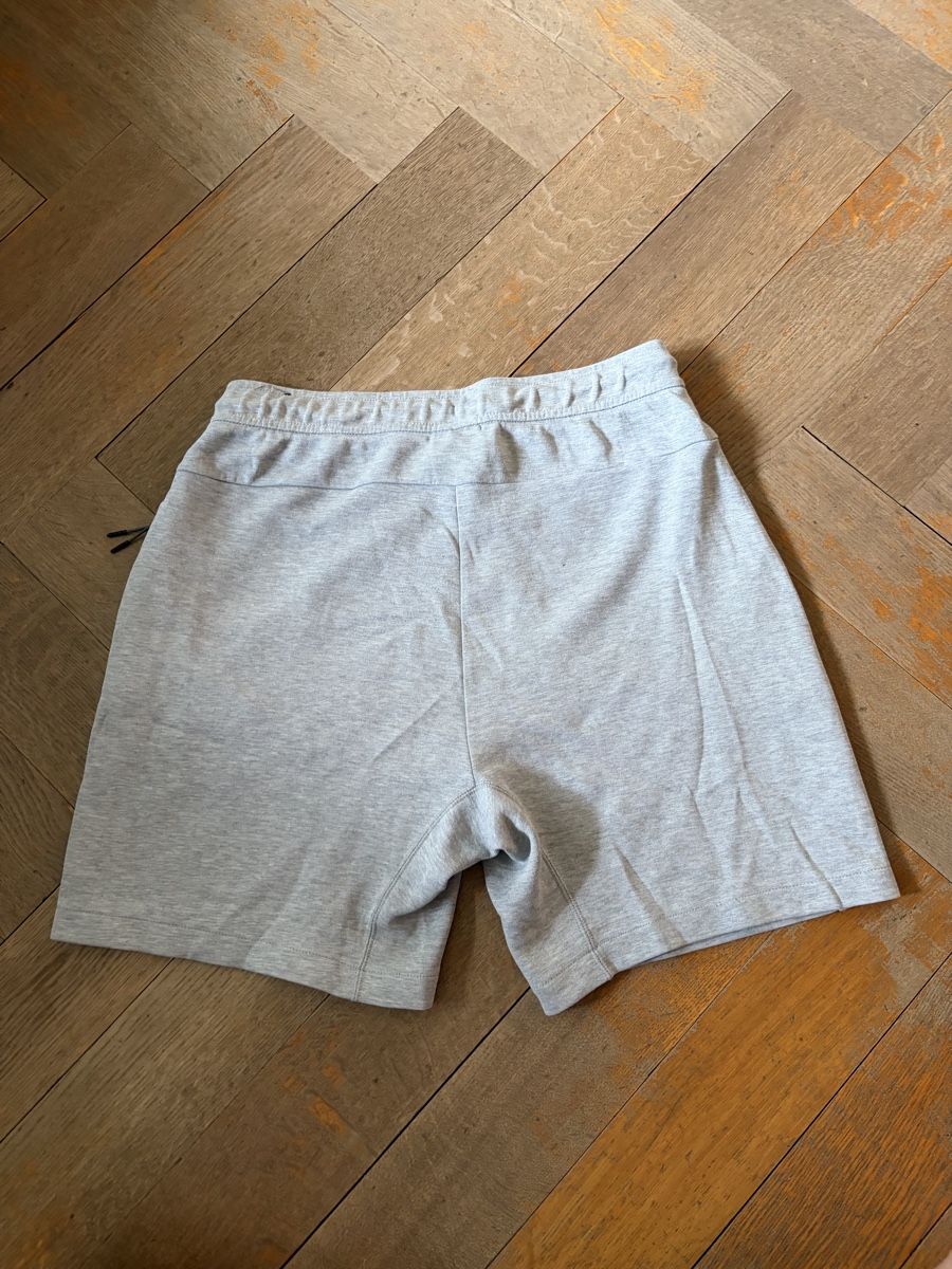 Nike Pantaloni: Nike Tech Fleece Shorts M – Nuovo (secondo la descrizione) da Winterthur venduto da raphael.hbg 1