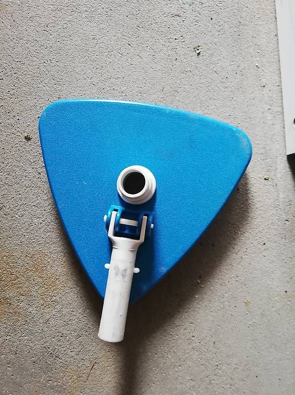 Schwimmbad: Brosse pour piscine – Gebraucht aus La Sagne VD von bri_d6b5 1