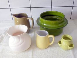 Krüge, Töpfe, Vasen aus Keramik, zum Teil handgemacht.