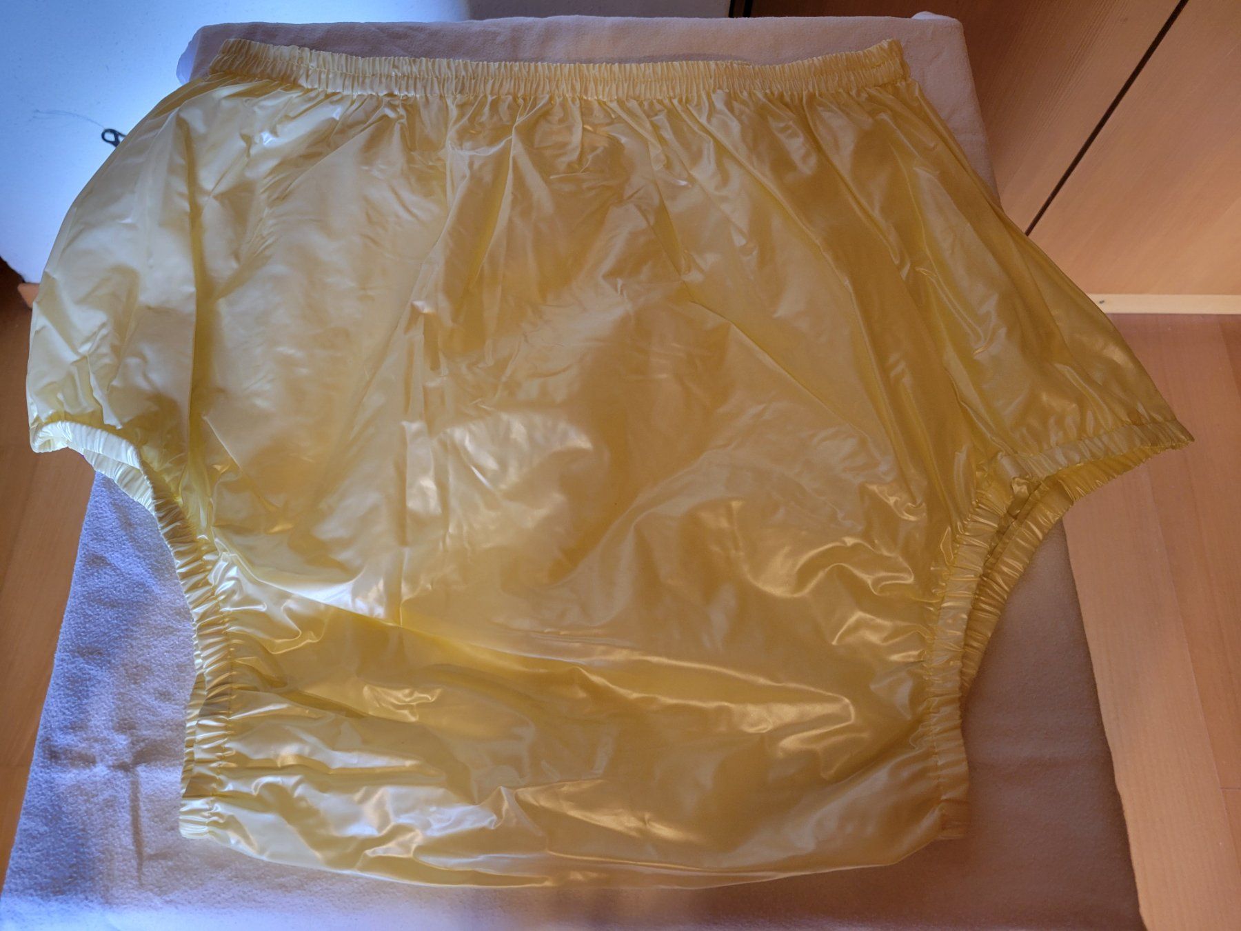 Windeleimer & Windeln: 2Gelbe Windelhosen  PVC Grösse L – Gebraucht aus Schänis von Goldfisch019