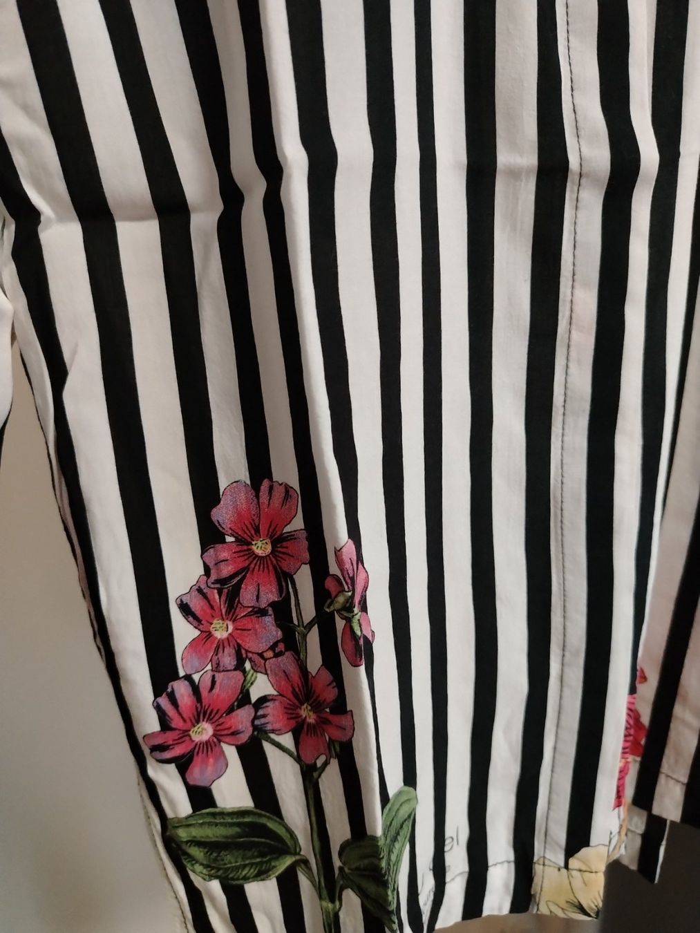 Stradivarius Camicette: Gestreiftes Blusenhemd mit Blumenmuster von Stradivarius – Usato da Winterthur venduto da mon_2yxl 3