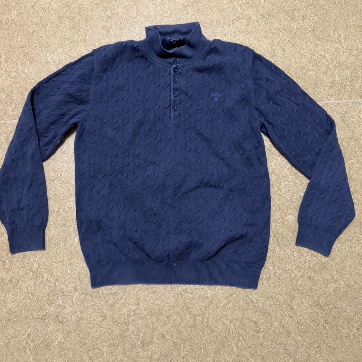 Maglioni & Felpe: GANT Cable Knit Buttoned Sweater - Navy Blue - Size L – Usato da Bülach venduto da Agixs.