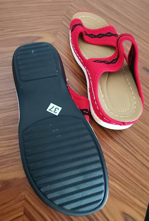 Scarpe da donna: Hausschuhe rot mit schwarzem Stickmuster, Gr. 37 – Usato da Muri b. Bern venduto da Claudiahuegli 2