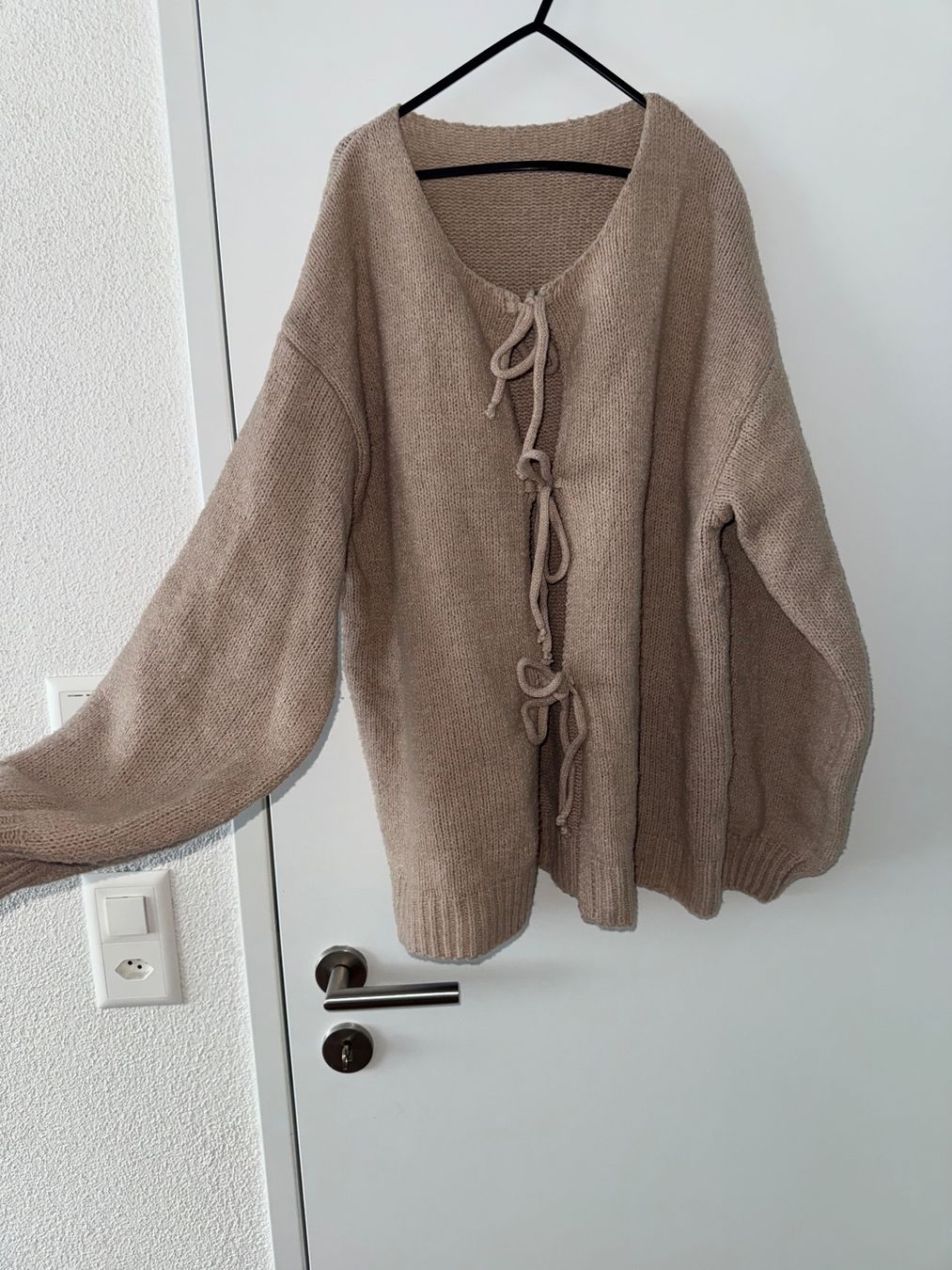 Shein Maglioni & Felpe: Trend Strickjacke Oversize Beige mit Bänder, Herbst-Look – Usato da Rothrist venduto da G.F.1997