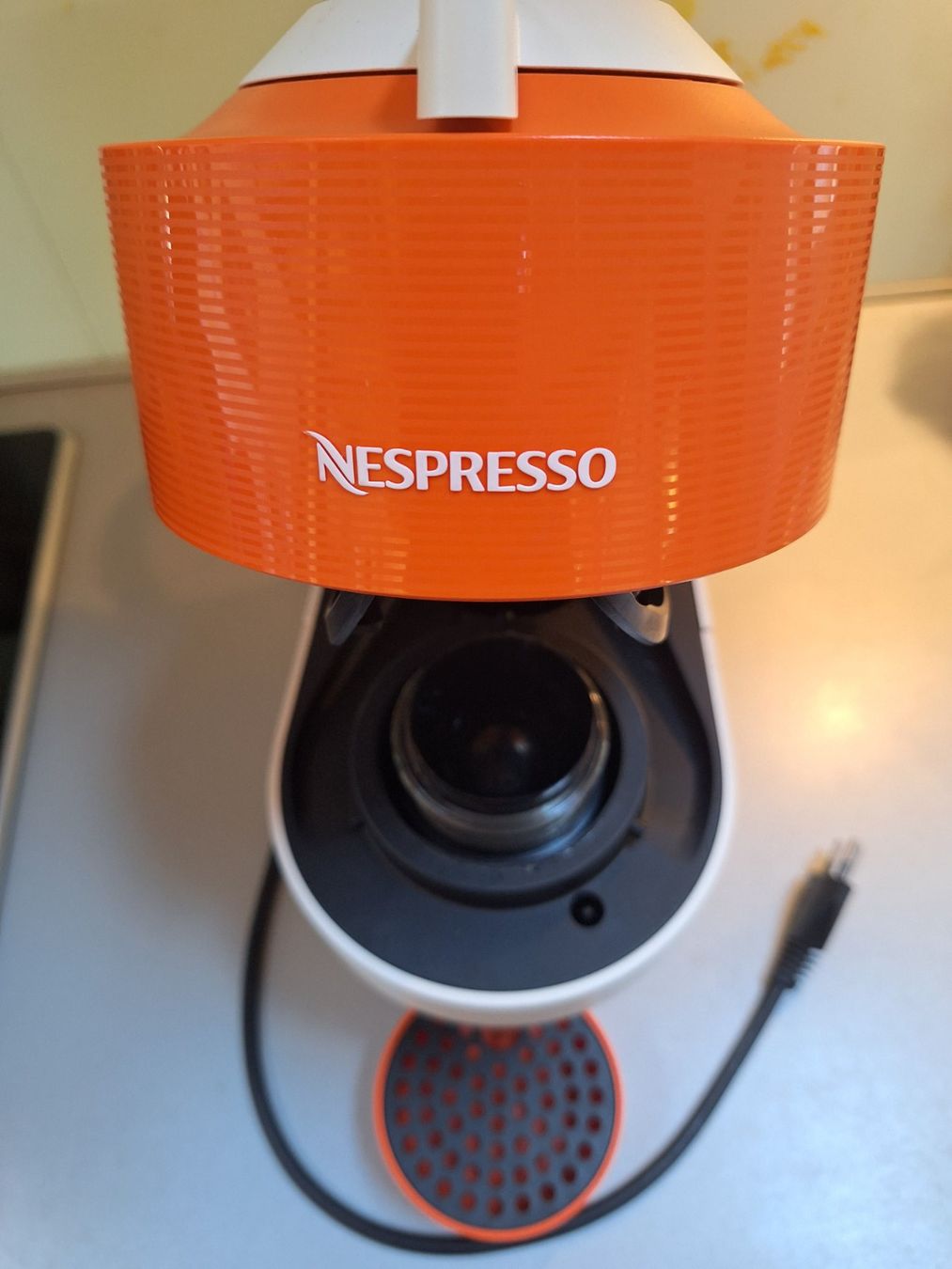 Nespresso Macchine per caffè & Macchine per espresso: Nespresso Vertuo - Orange Special Edition – Usato da Reutigen venduto da Pfluschi 1