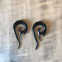 2 Dehnspiralen, Tribal, schwarz, aus Horn, 6mm
