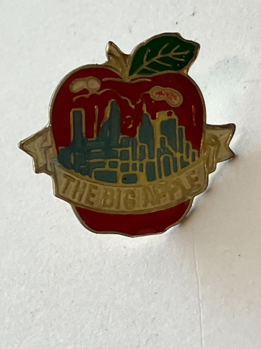 Placchette & Badge: 1 Pin Big Apple New York – Usato da Basel venduto da djwwpp