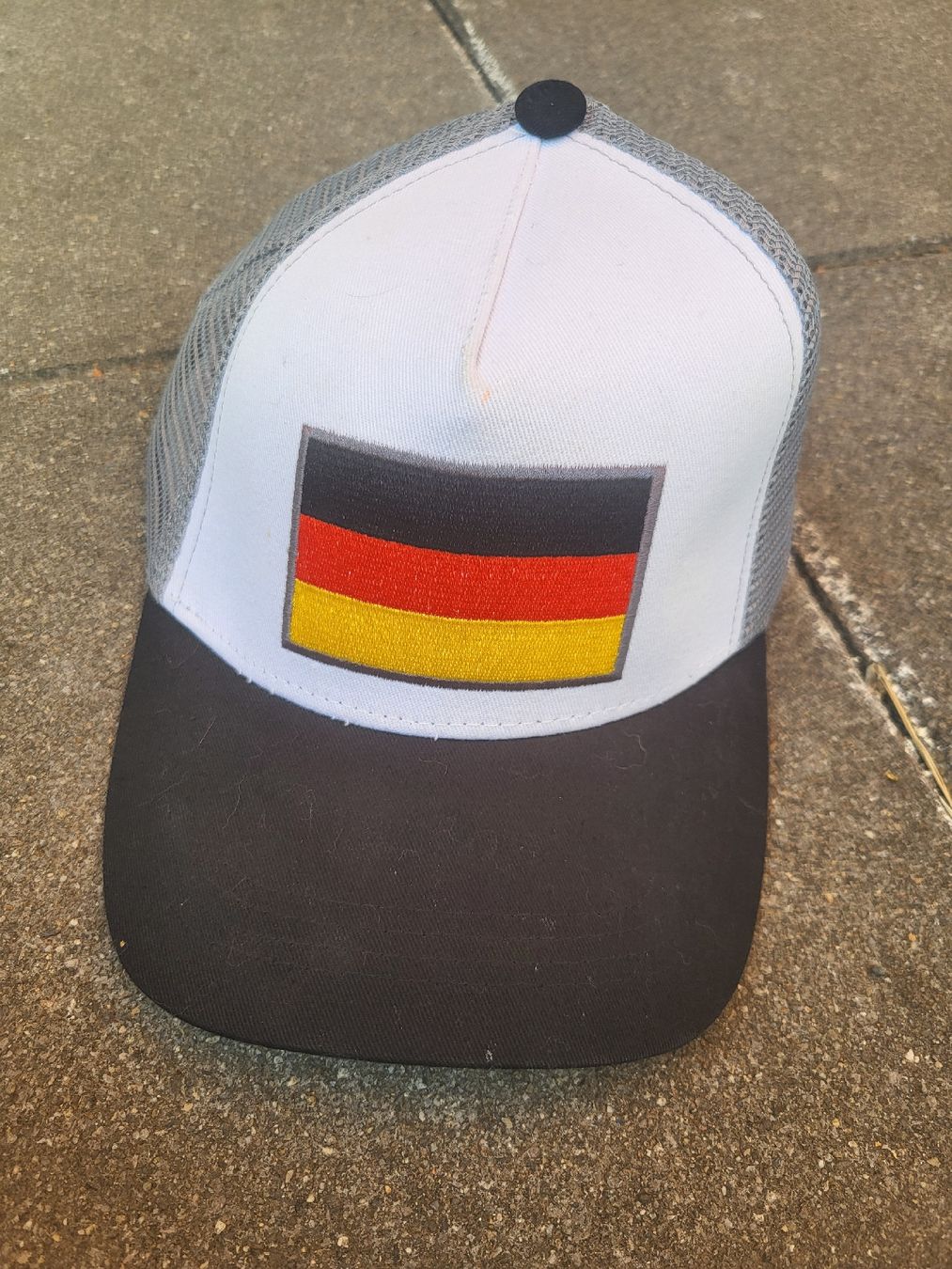 Chapeaux, bonnets & casquettes: Kappe mit Deutschlandflagge, Grösse verstellbar – D'occasion à Enggistein par Manuki_engg