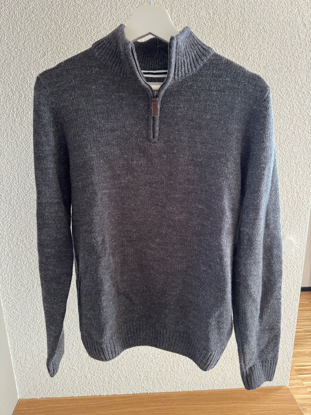 Maglioni & Felpe: Grauer Pullover mit Stehkragen – Usato da Dübendorf venduto da gru_v8px