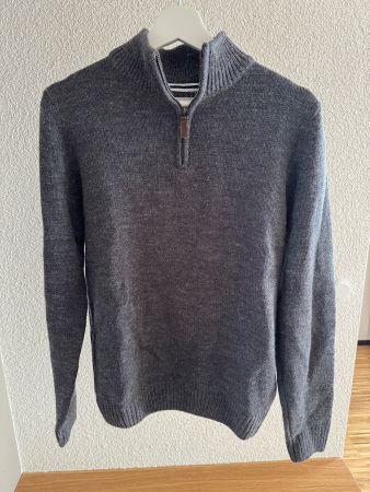 Grauer Pullover mit Stehkragen