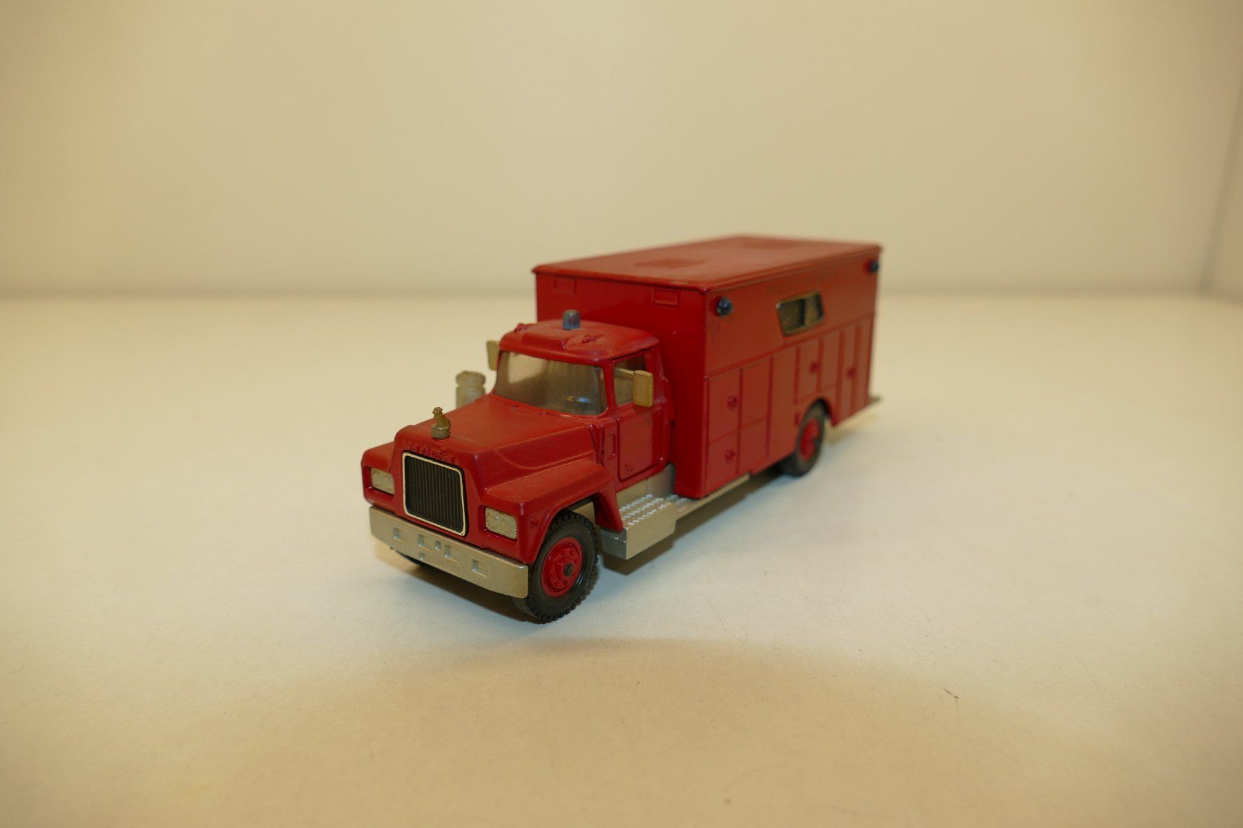 Solido Modellini d'auto: Solido 1:60: Mack Pompier – Usato da Niederhasli venduto da rail-duerst