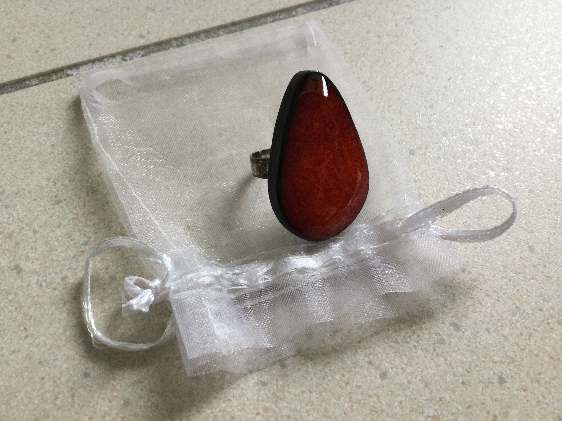 Ringe: Schicker Damenring mit rotem  Lavastein – Neu (gemäss Beschreibung) aus Baar von negombo