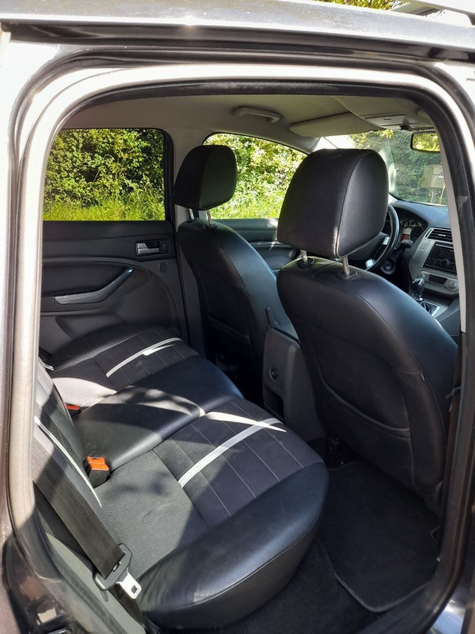 Ford Autos: Ford Kuga 2.0TDCi 4x4 – D'occasion à Uzwil par 7464 7