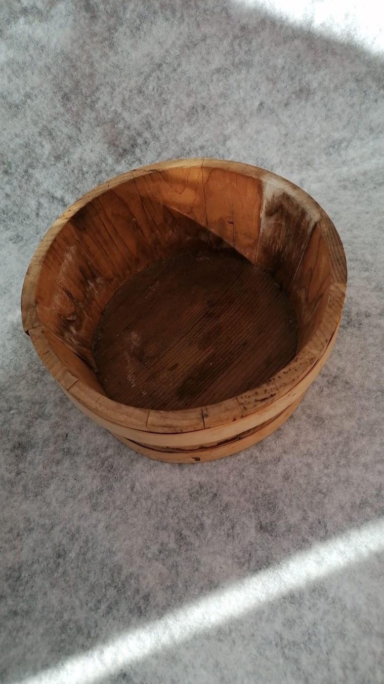 Tutte le decorazioni: kleiner antiker Holztopf – Usato da Grächen venduto da Hel7890