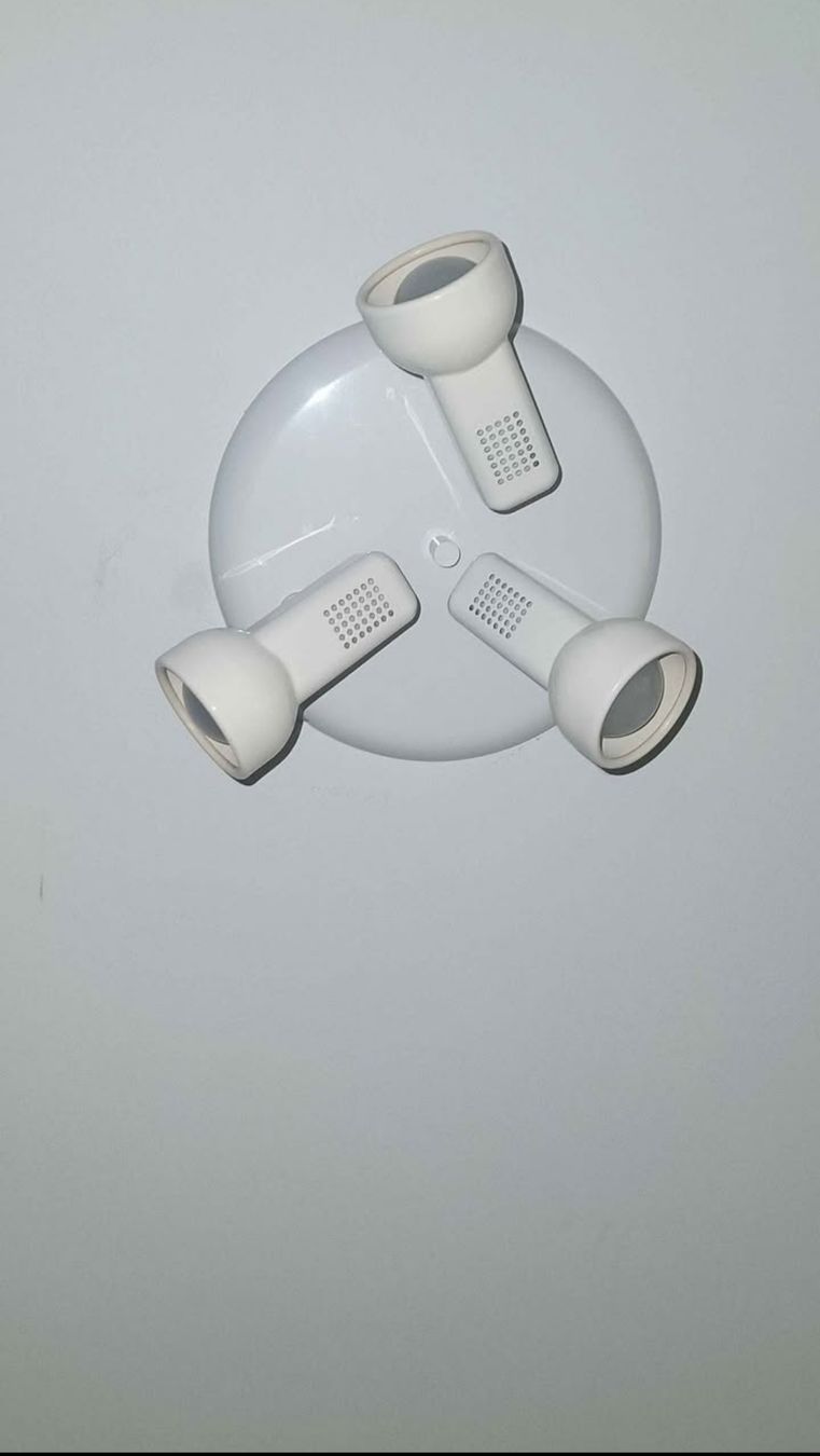 Lampadari & plafoniere: Weisse Deckenlampe mit 3 Spots – Usato da Zürich venduto da Sherin