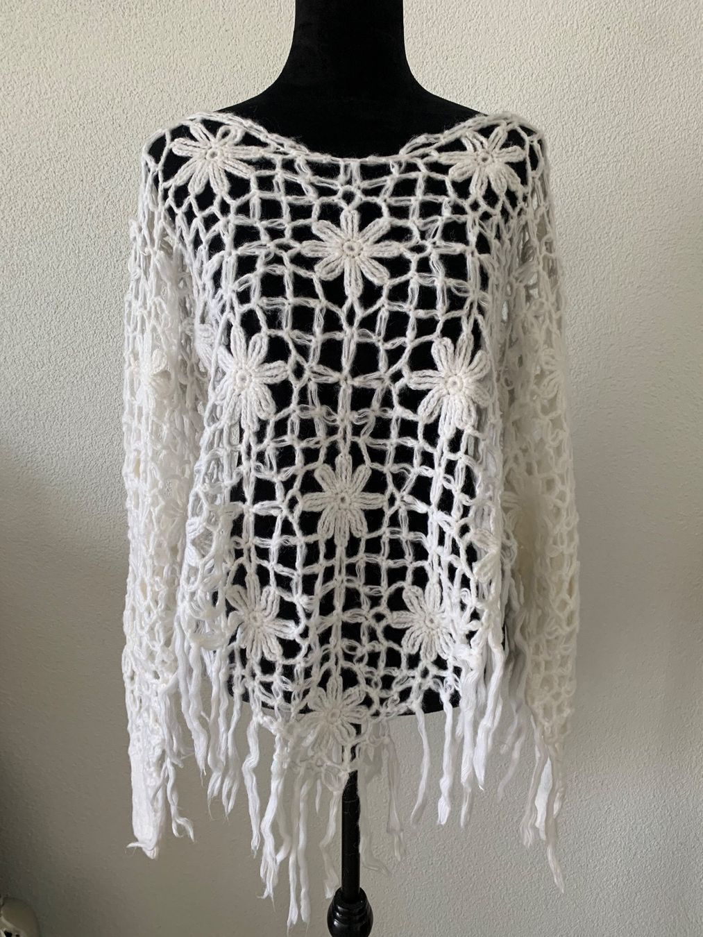 Bolero: Weisses Häkel-Poncho, Fransen, Blumenmuster, Boho-Style – Usato da Neuendorf venduto da LadystreetL 3