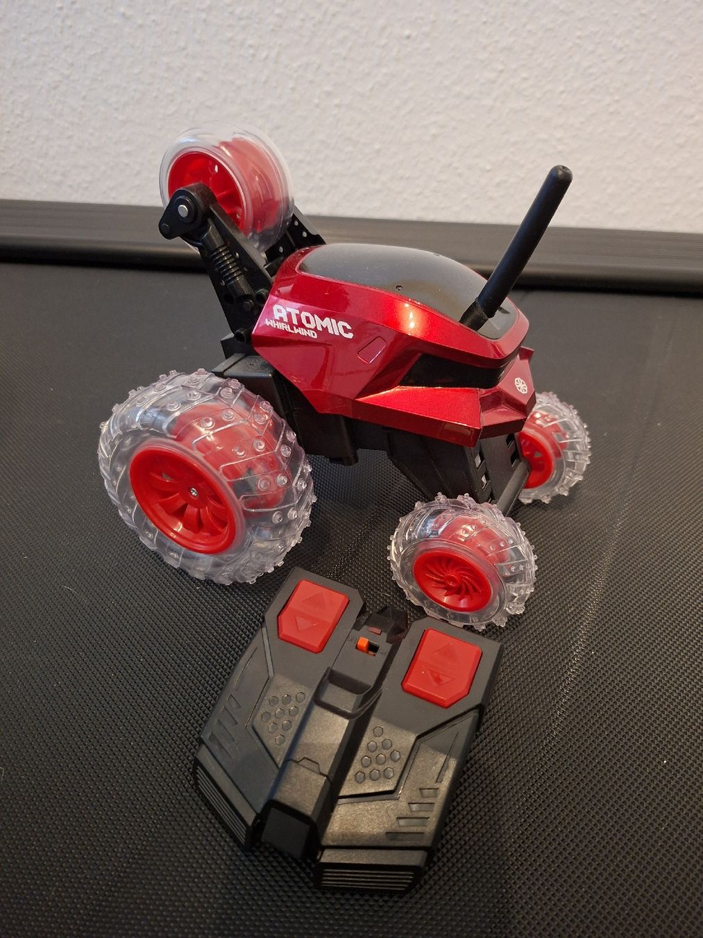 Giocattoli: RC Auto Atomic Whirlwind ferngesteuert rot gebraucht – Usato da Winterthur venduto da Ausmisten2026