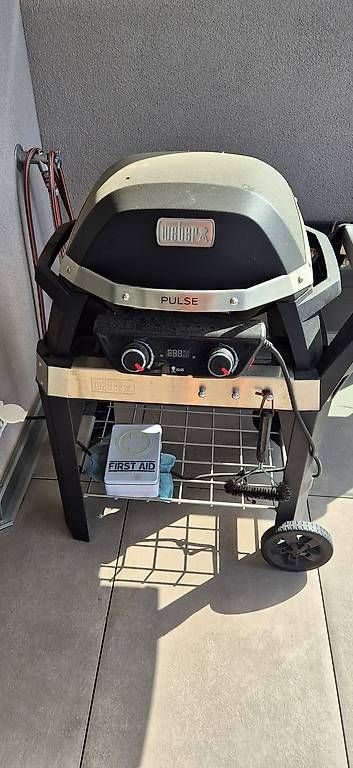 Grils: Grill électrique Weber Pulse 2000 avec chariot & tablette – D'occasion à Sion par kromega