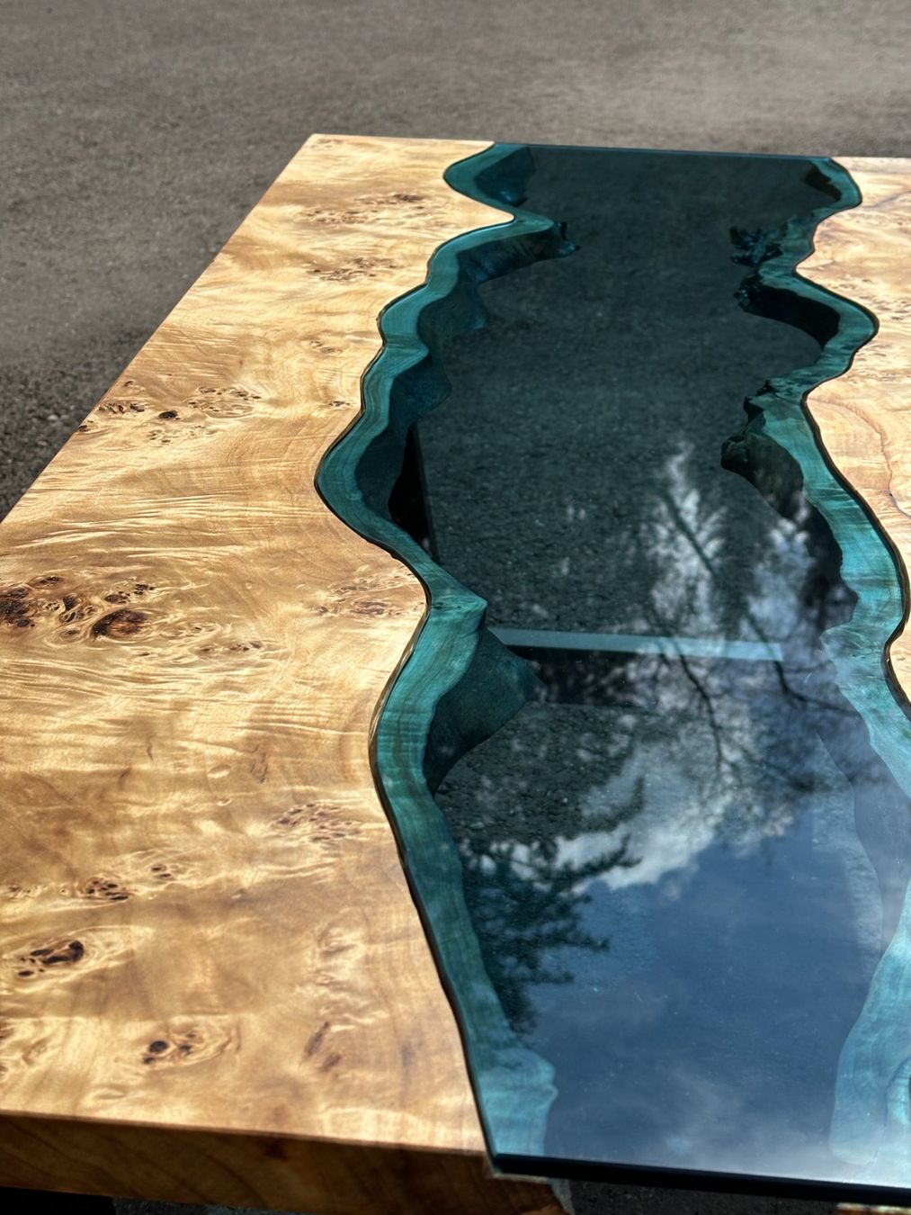 Tavoli: Einzigartiger Designer-Tisch mit Glasfluss – Usato da Winterthur venduto da Wintiholz 3