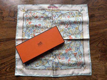 Gavroche Hermès vintage en soie, motif fleuri et oiseaux.