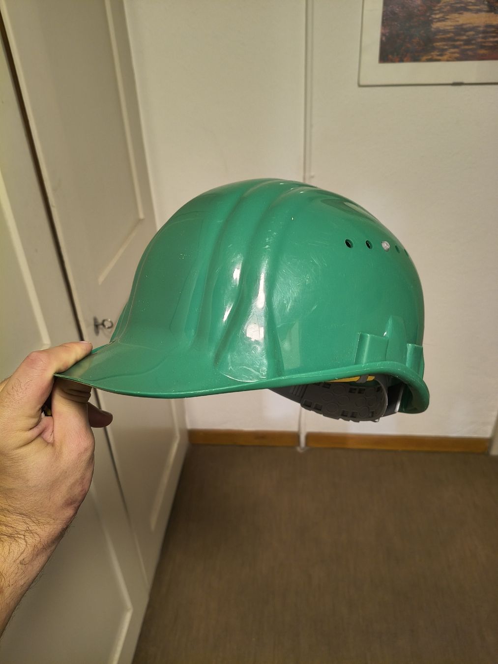 Visage & Oreilles: Green Safety Helmet, Good Condition – D'occasion à Zürich par TrainLine