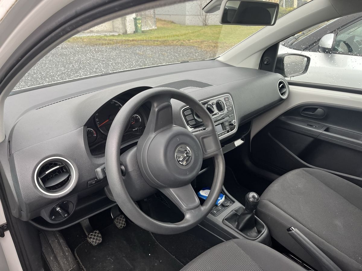 VW Autos: VW UP 1.0 JG 12.2014 131000km – Gebraucht aus Sevelen von  5