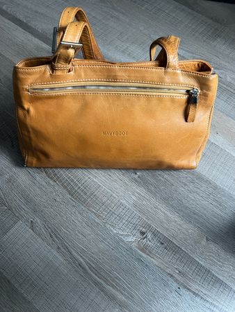 Schöne NAVYBOOT Handtasche aus Leder in gutem Zustand!