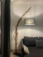 Lampadaire artisanal en bois naturel