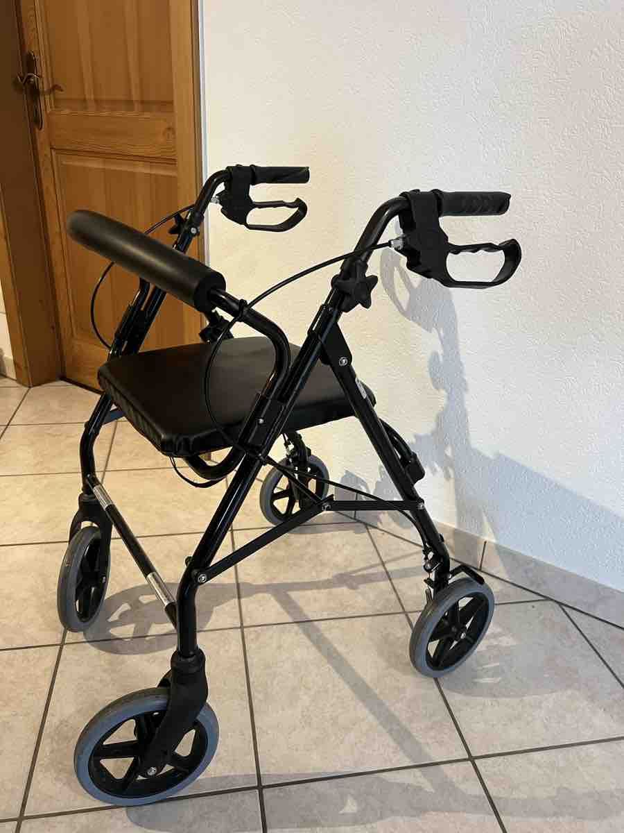 Ausili per la deambulazione: Déambulateur noir avec siège et freins | Rollator | Tintébin – Usato da Bossonnens venduto da noemie_01 1