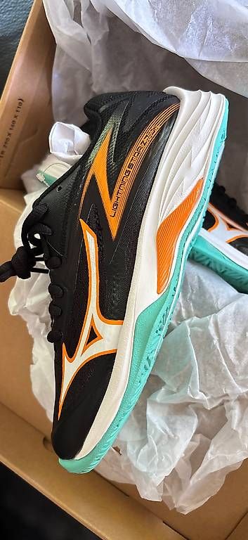 Mizuno Scarpe per ragazzi: Kinder Hallenschuh EU33 oder EU34 – Nuovo e nell'imballaggio originale da Egnach venduto da Rechi8 1