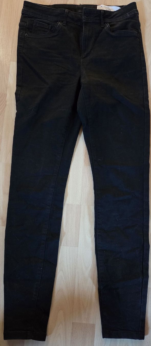 Vero Moda Jeans: Jeans noir Vero Moda, taille 32 – Gebraucht aus Courtelary von Chauvesouris