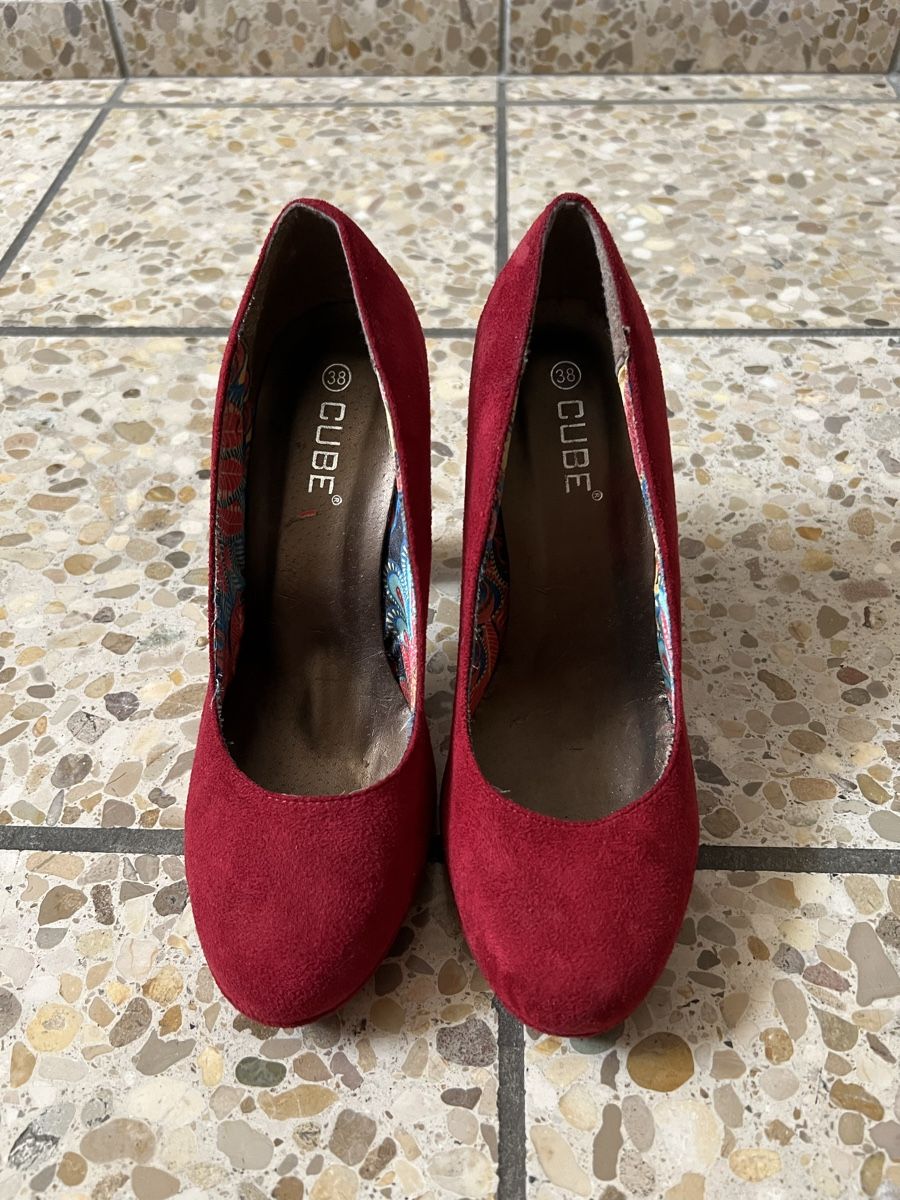 Cube Scarpe da donna: Rote Pumps Gr. 38, Plateau, Wildlederoptik – Usato da Bad Zurzach venduto da Heugumper7 1