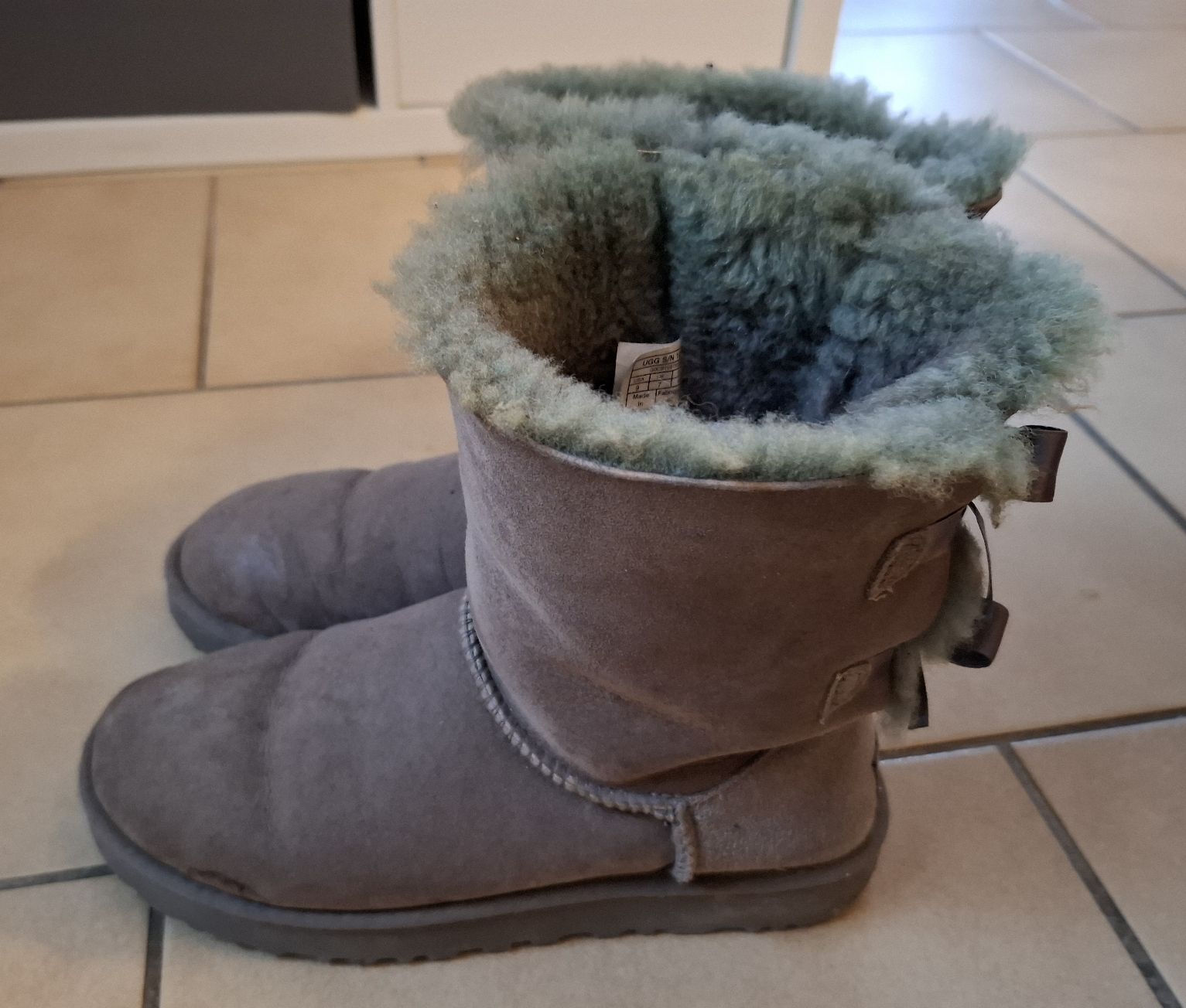 Ugg Damenschuhe: UGG Bailey Bow – Gebraucht aus Arnex-sur-Orbe von kprt 2