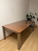 Gepflegter Esstisch mit Edelstahlfüssen