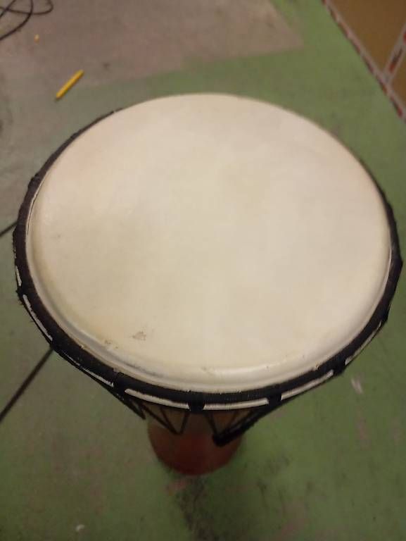 Strumenti musicali: Djembe schlank hoch und gut klingend – Usato da Basel venduto da Petergunn 1