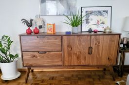 Sideboard Holz dunkel mit zwei Schubladen und zwei Türen