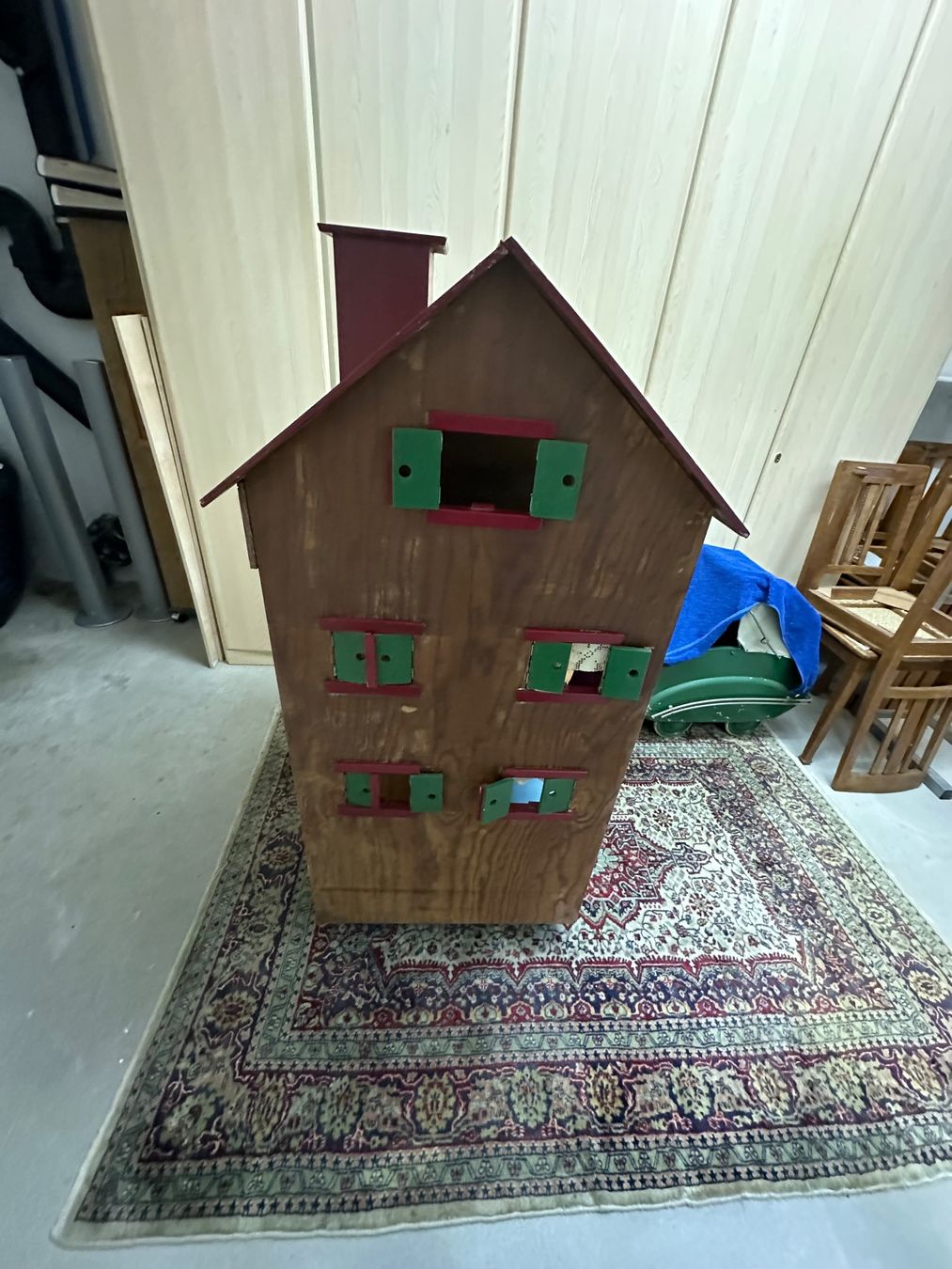 Case e mobili per bambole: Puppenhaus Holz auf Rollen – Usato da Mettmenstetten venduto da VWE