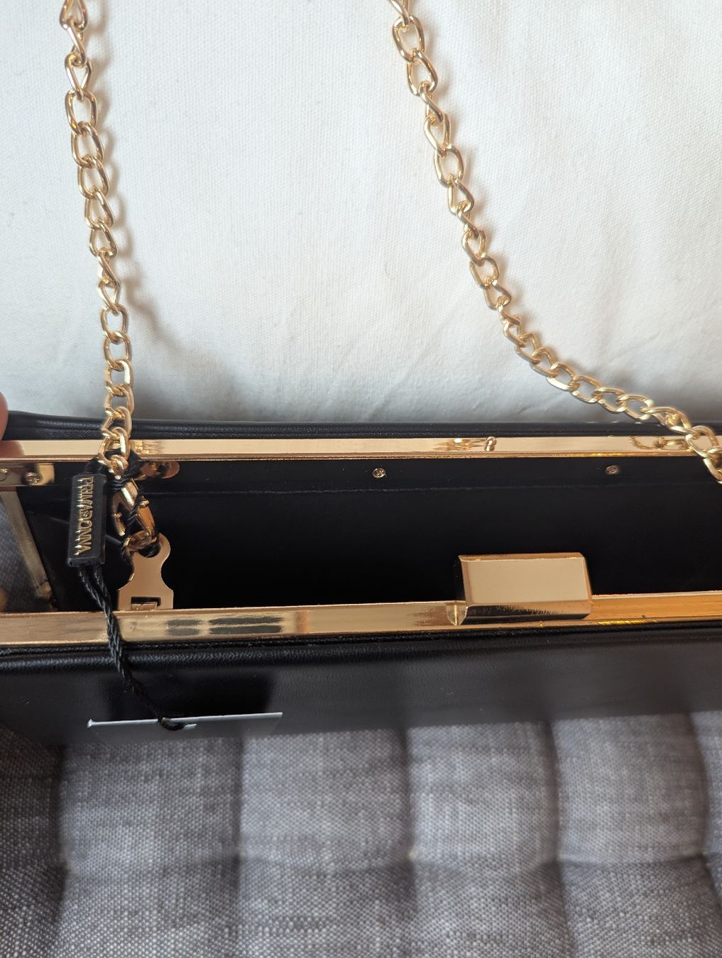 Taschen für Damen: Chic Black Clutch Bag with Gold Chain, Perfect Condition – Neu und originalverpackt aus Schlieren von maseam 3