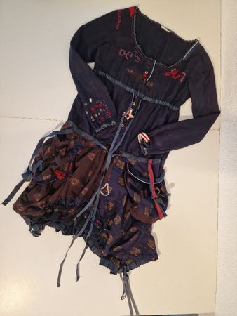 Ausgefallenes Kleid von Desigual mit vielen Details, Gr. M