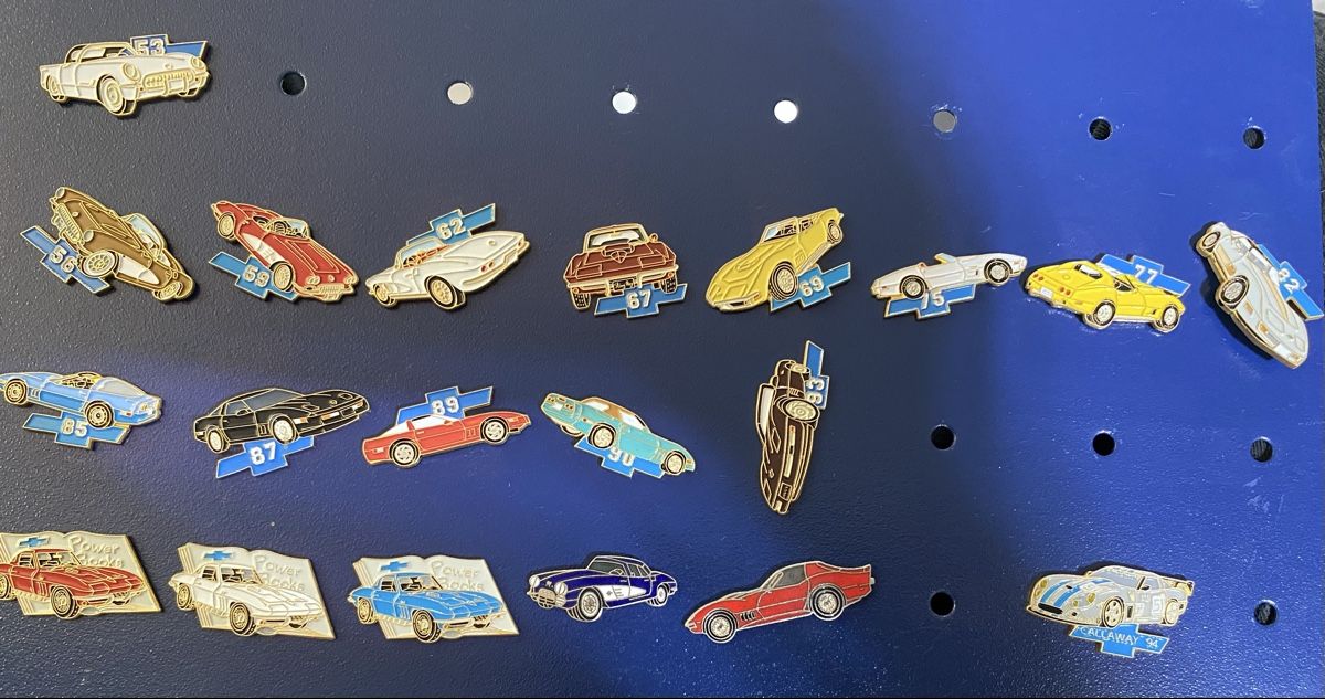 Chevrolet Plaketten & Abzeichen: CORVETTE 20 Pin‘s – Neu (gemäss Beschreibung) aus Oftringen von Studich
