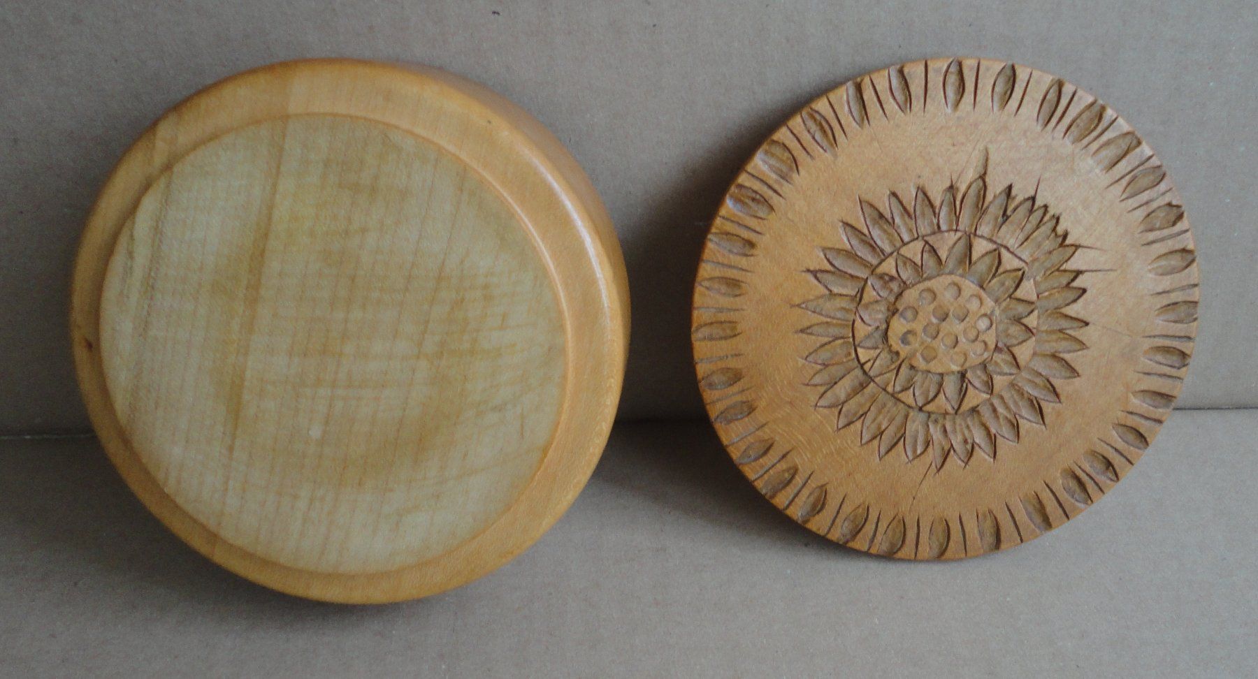 Autres décorations & accessoires: Holzdose  mit Deckel mit eingeritzter Sonnenblumenblüte – D'occasion à zürich par parts5060 2