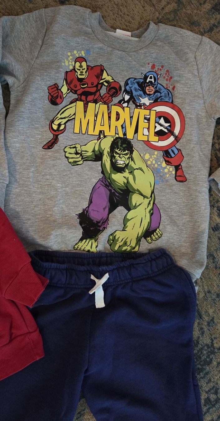 Ensembles coordonnés: Kinder Pullover und Hose Grösse 7-8 Jahre – D'occasion à Kloten par bur_6gp9 2