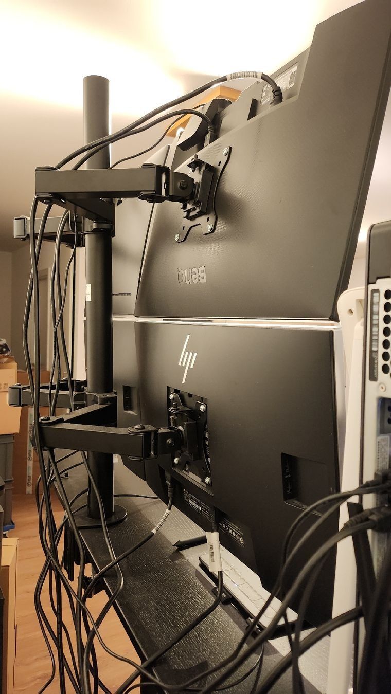 Hewlett Packard Monitore: 4 Monitore mit Halterung – Gebraucht aus Biel/Bienne von Grmscheli 1